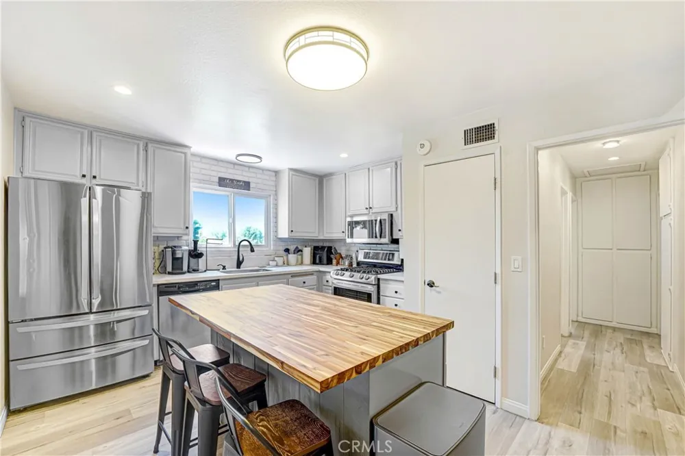 28038 Lakehurst Canyon Country, CA 91351