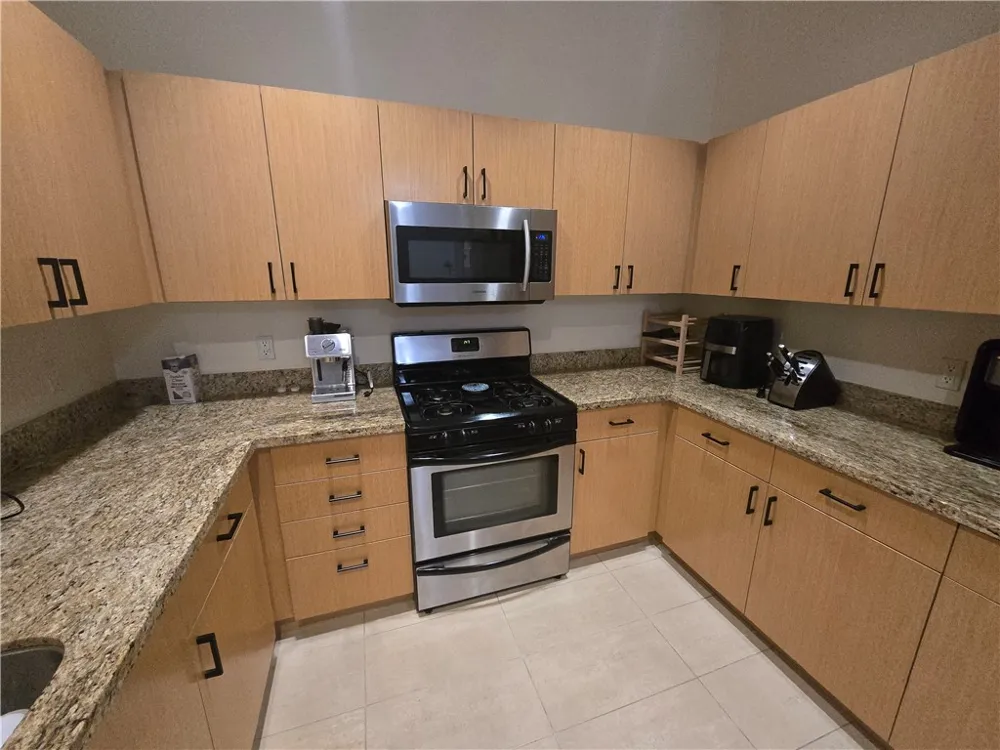 917 S New Hampshire #301 Los Angeles, CA 90006