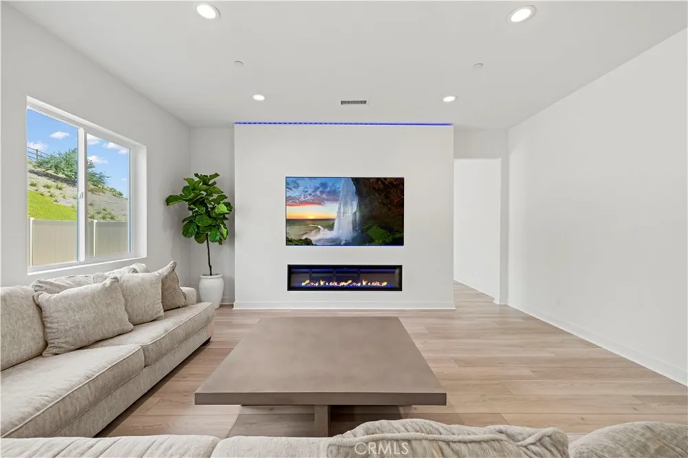 28683 Windbreak Saugus, CA 91350