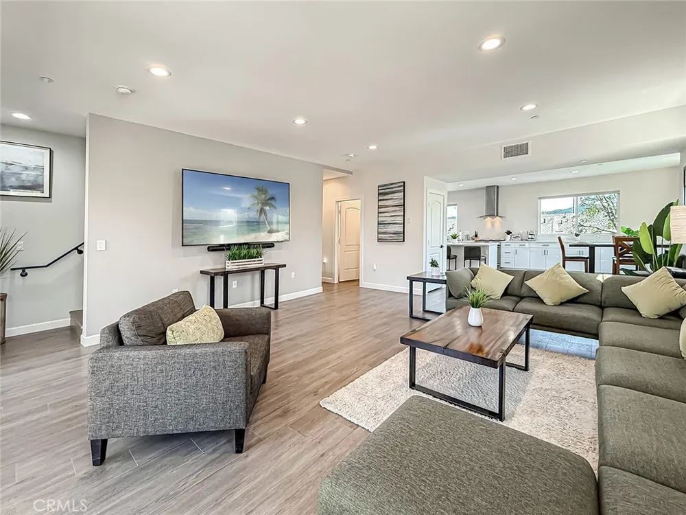 946 Warwick Thousand Oaks, CA 91360