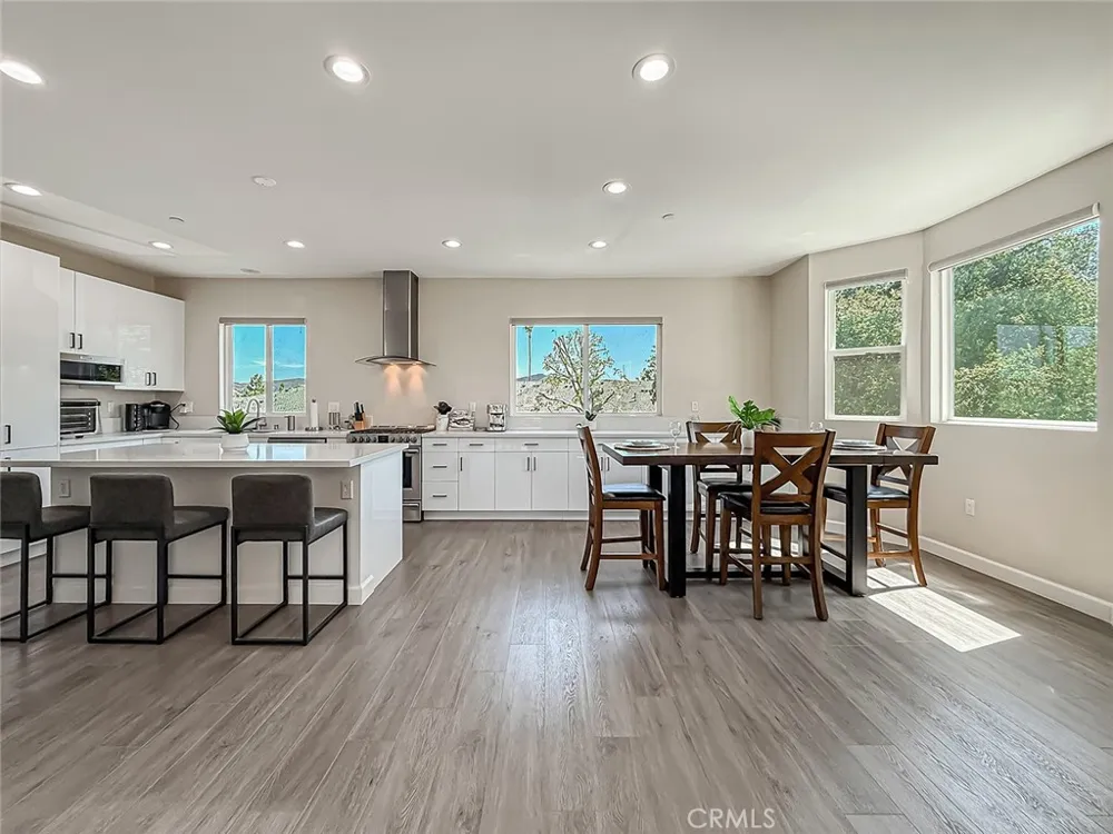946 Warwick Thousand Oaks, CA 91360