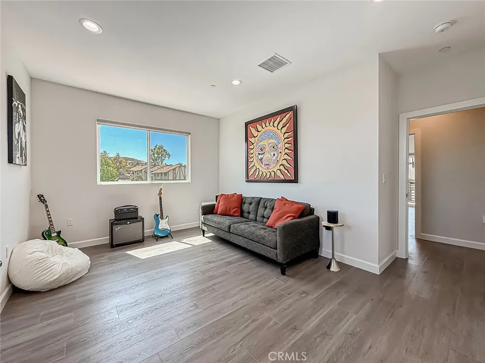 946 Warwick Thousand Oaks, CA 91360