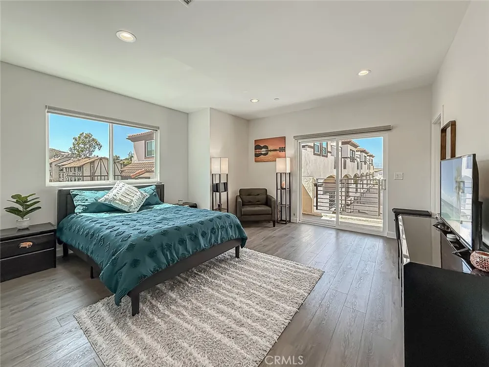 946 Warwick Thousand Oaks, CA 91360