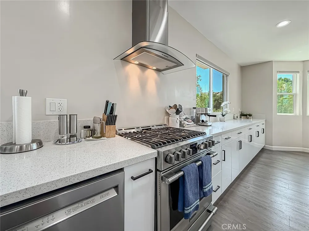 946 Warwick Thousand Oaks, CA 91360