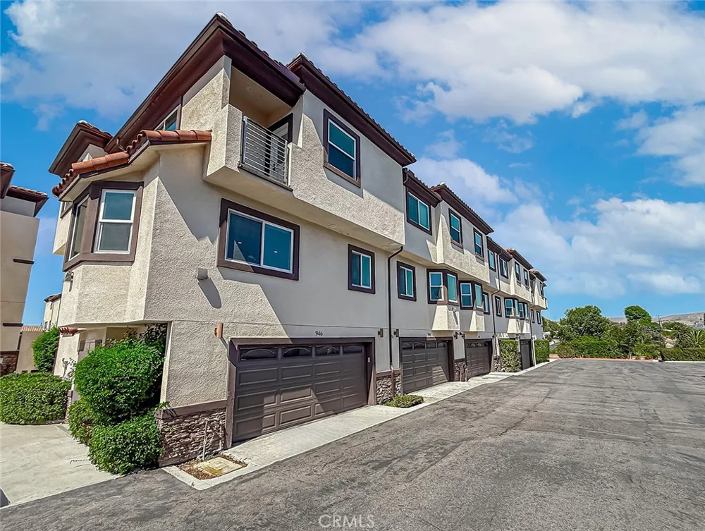 946 Warwick Thousand Oaks, CA 91360