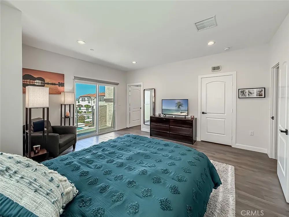 946 Warwick Thousand Oaks, CA 91360
