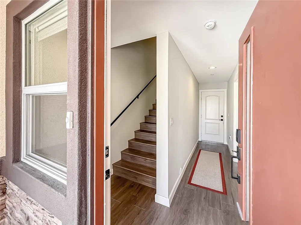 946 Warwick Thousand Oaks, CA 91360