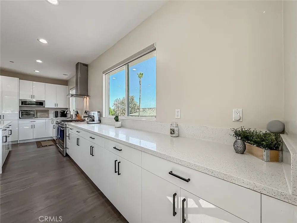 946 Warwick Thousand Oaks, CA 91360