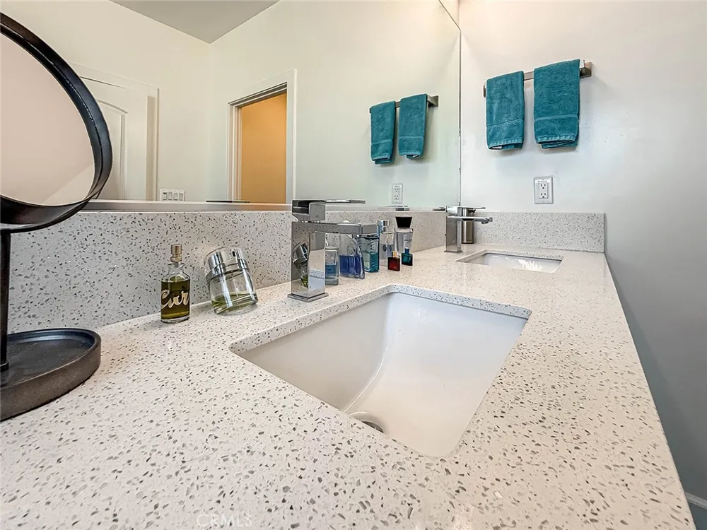 946 Warwick Thousand Oaks, CA 91360
