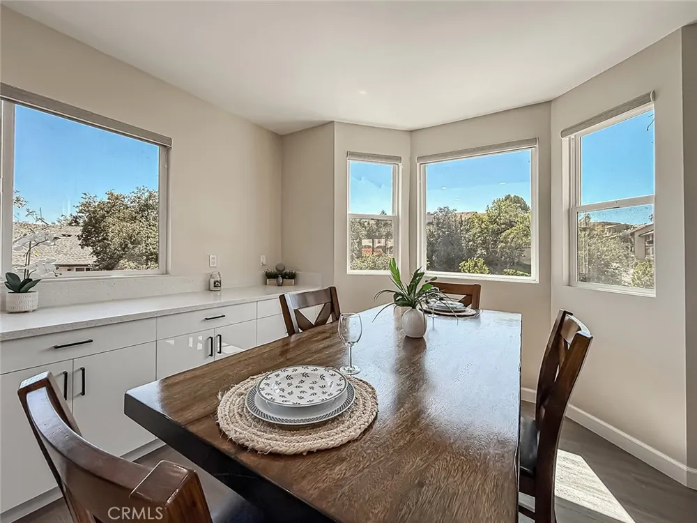 946 Warwick Thousand Oaks, CA 91360