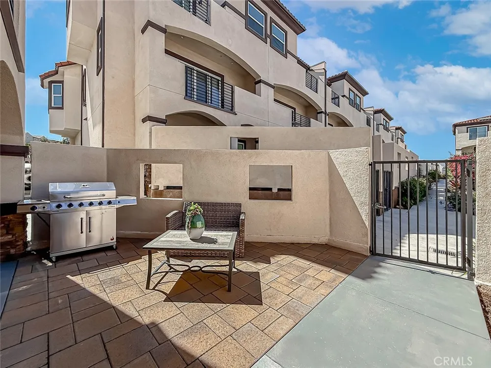 946 Warwick Thousand Oaks, CA 91360