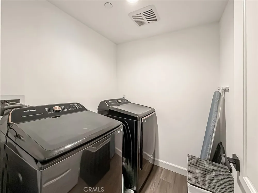 946 Warwick Thousand Oaks, CA 91360