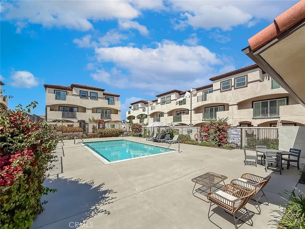 946 Warwick Thousand Oaks, CA 91360