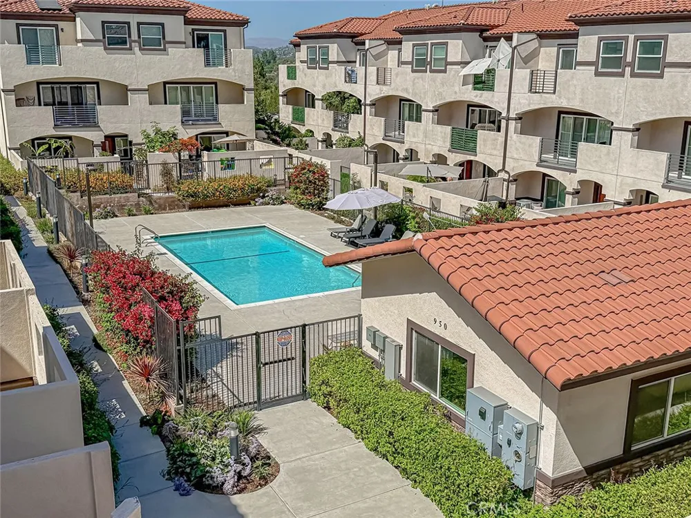 946 Warwick Thousand Oaks, CA 91360
