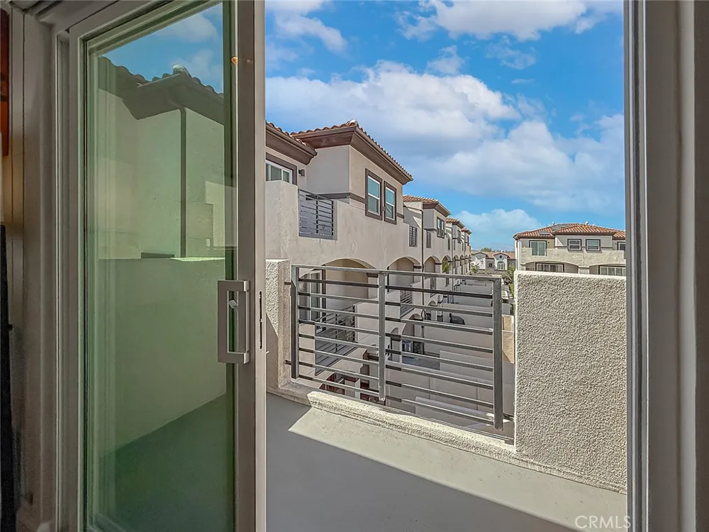 946 Warwick Thousand Oaks, CA 91360