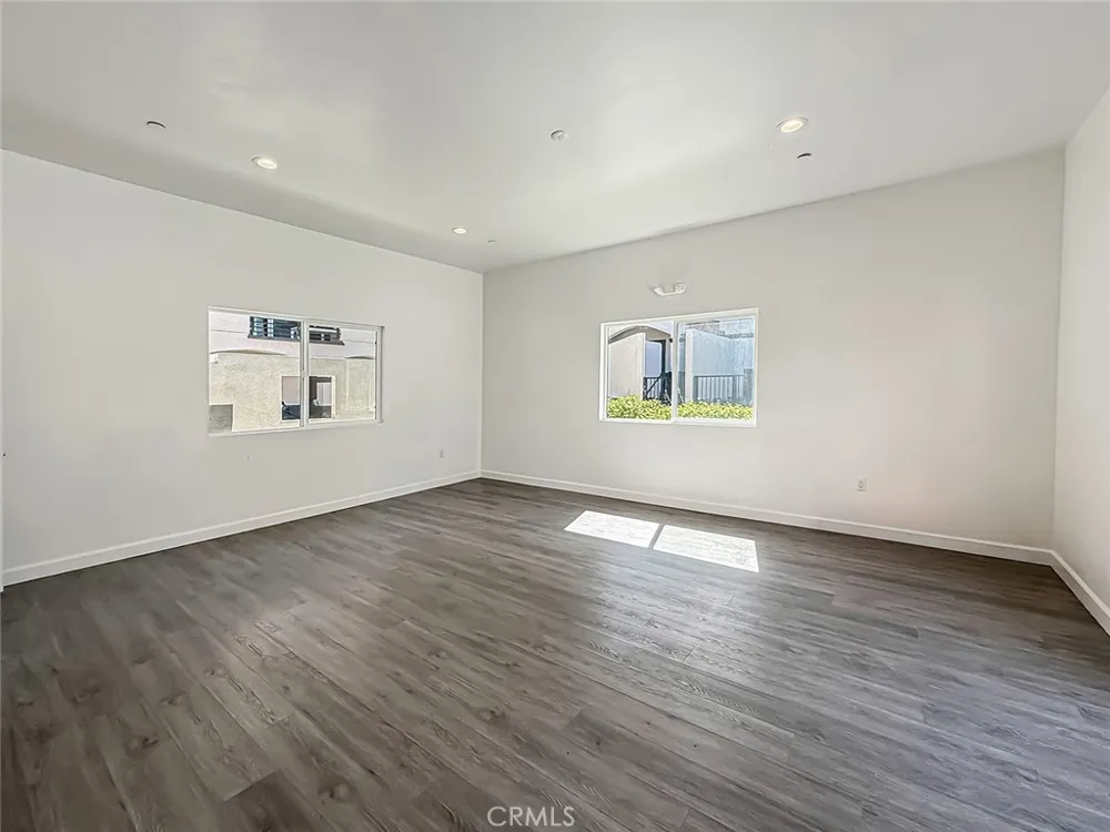 946 Warwick Thousand Oaks, CA 91360
