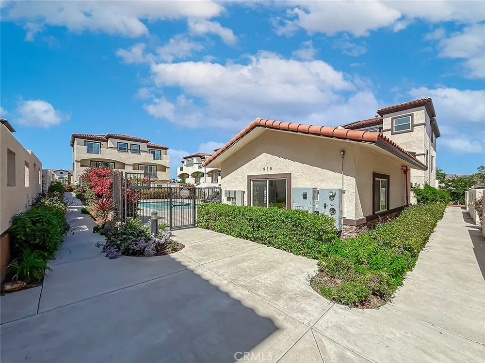 946 Warwick Thousand Oaks, CA 91360