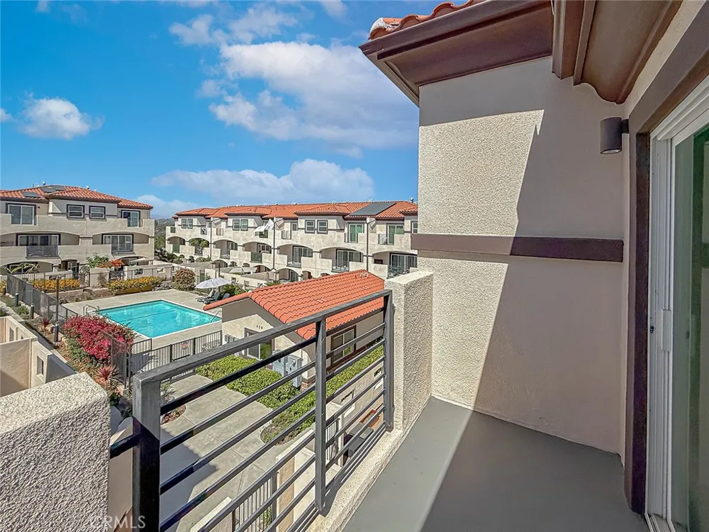 946 Warwick Thousand Oaks, CA 91360