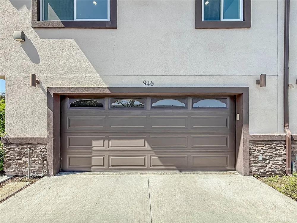 946 Warwick Thousand Oaks, CA 91360