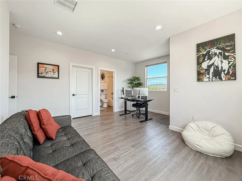946 Warwick Thousand Oaks, CA 91360