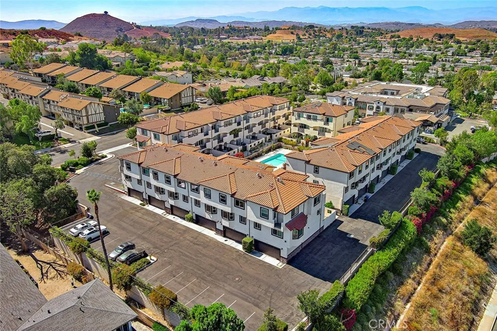 946 Warwick Thousand Oaks, CA 91360
