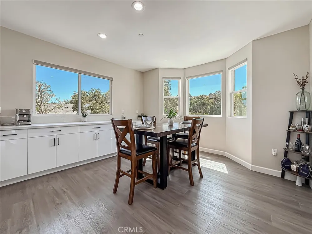 946 Warwick Thousand Oaks, CA 91360