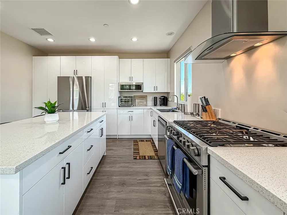 946 Warwick Thousand Oaks, CA 91360