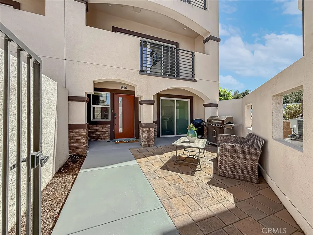 946 Warwick Thousand Oaks, CA 91360
