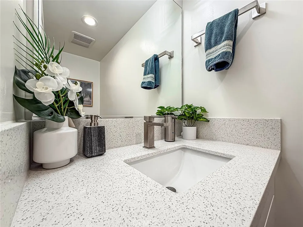 946 Warwick Thousand Oaks, CA 91360