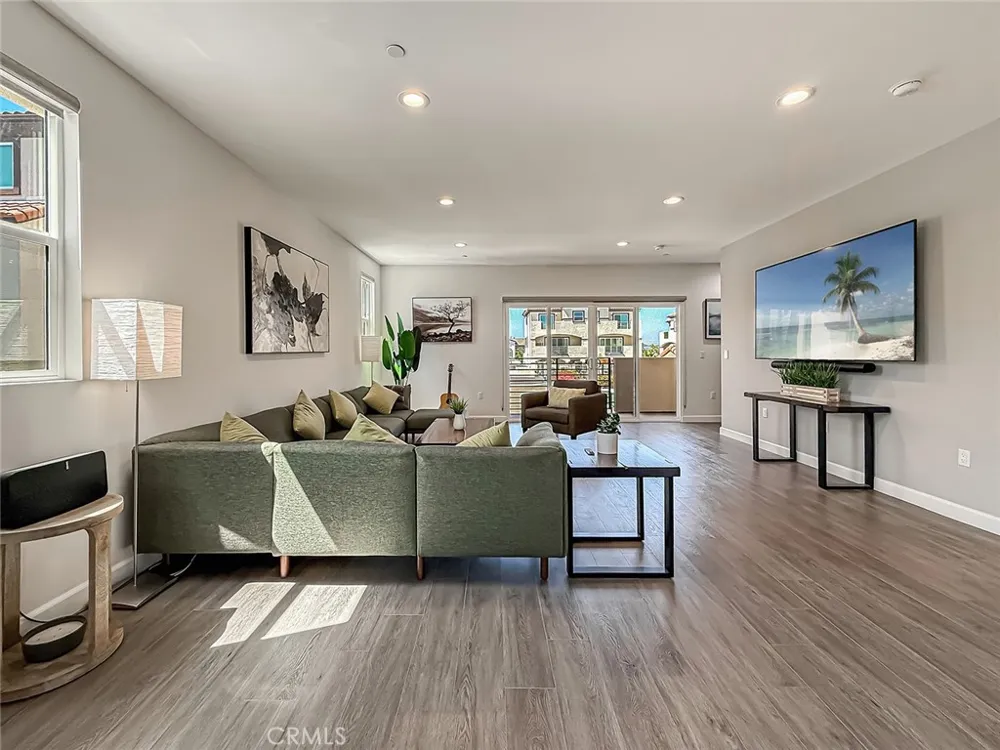 946 Warwick Thousand Oaks, CA 91360