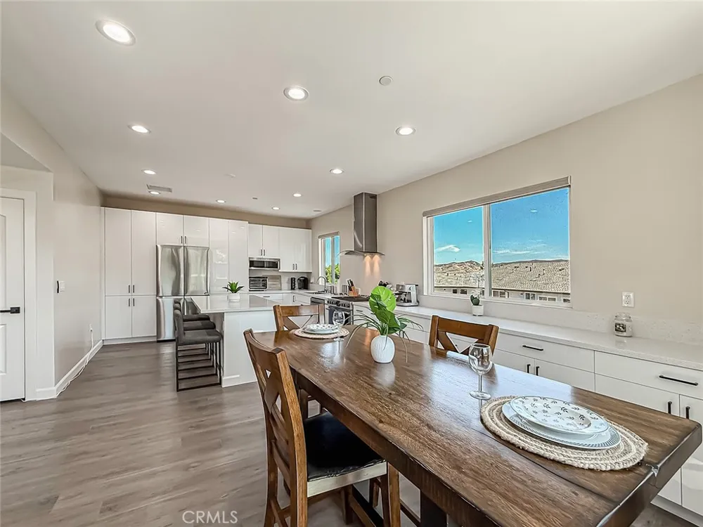 946 Warwick Thousand Oaks, CA 91360