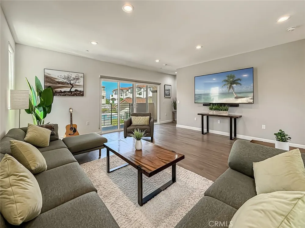 946 Warwick Thousand Oaks, CA 91360