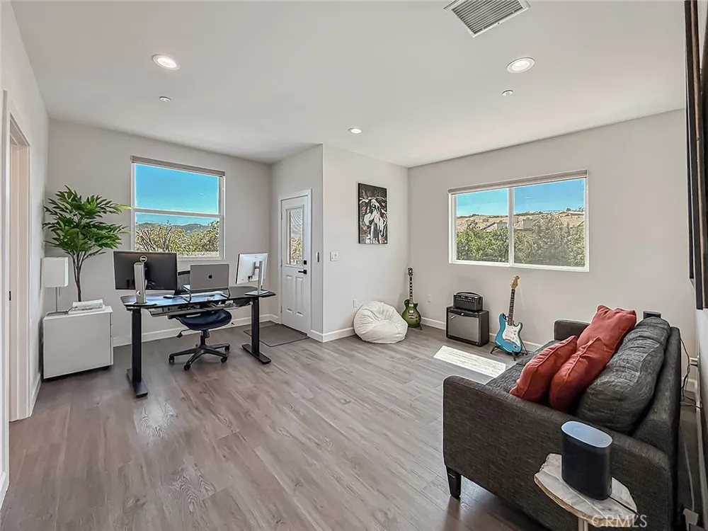 946 Warwick Thousand Oaks, CA 91360