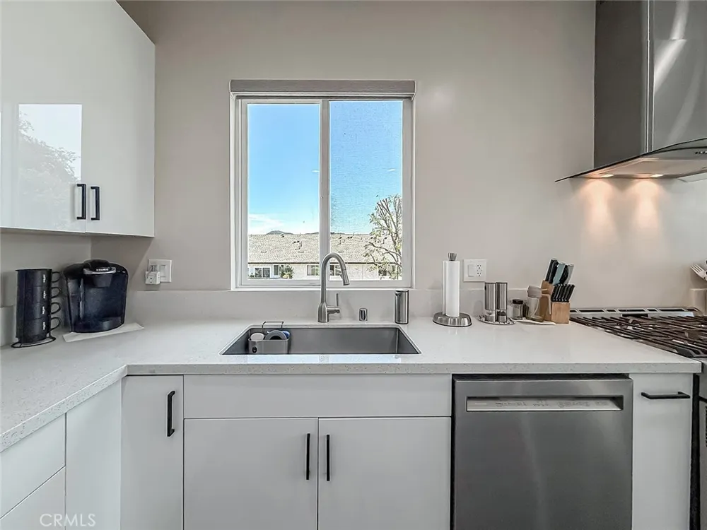 946 Warwick Thousand Oaks, CA 91360
