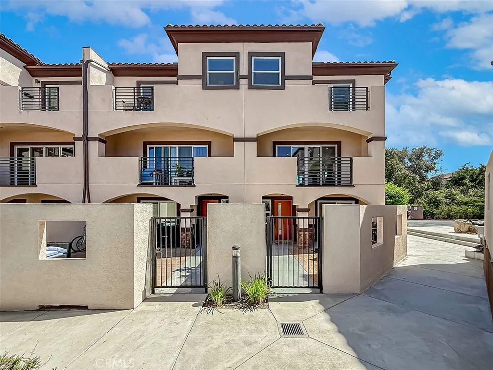 946 Warwick Thousand Oaks, CA 91360