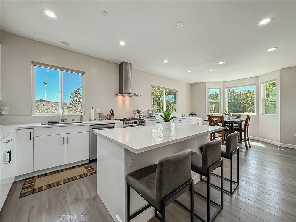 946 Warwick Thousand Oaks, CA 91360