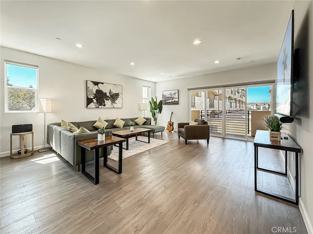 946 Warwick Thousand Oaks, CA 91360