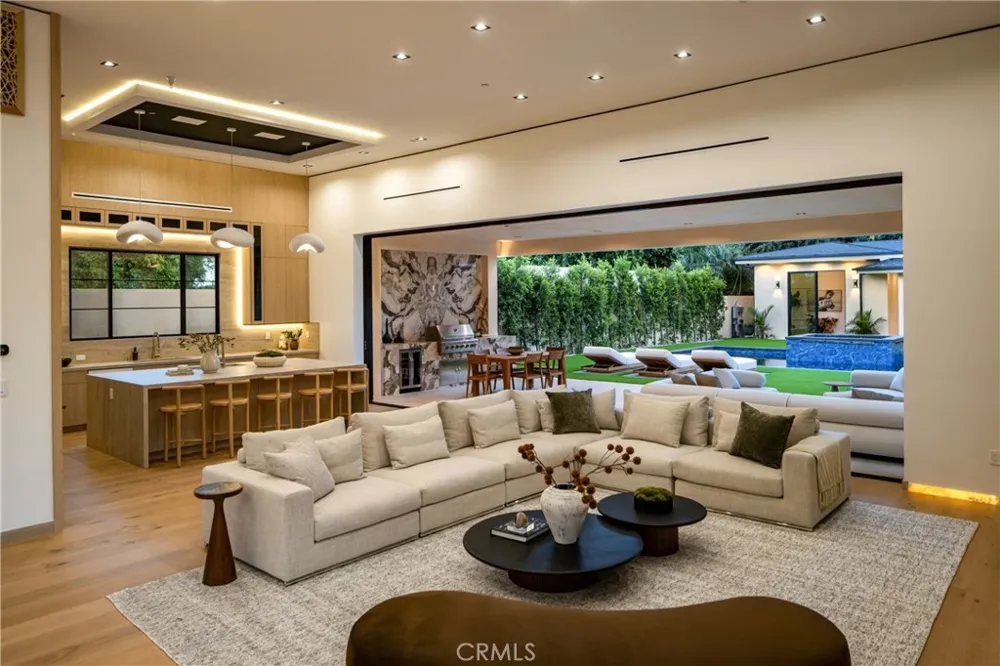 11826 Kling Street Valley Village, CA 91607