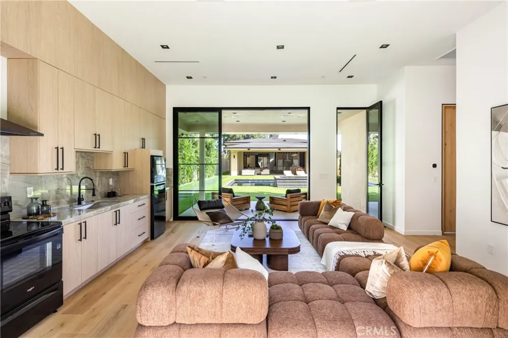11826 Kling Street Valley Village, CA 91607
