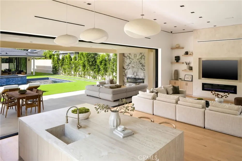 11826 Kling Street Valley Village, CA 91607