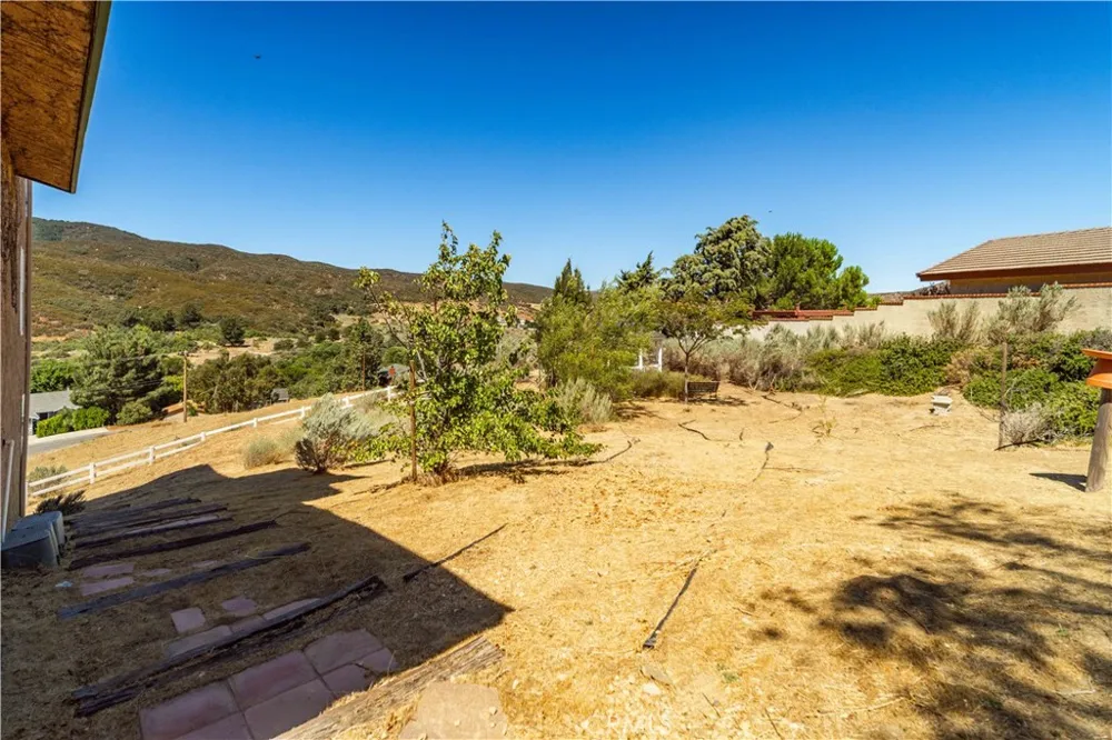 14738 Flintstone Drive Lake Elizabeth, CA 93532