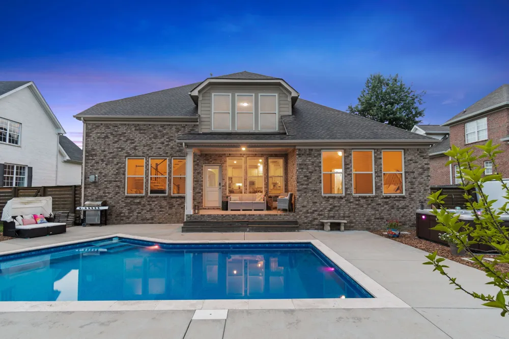 1023 Brixworth Dr Thompsons Station, TN 37179