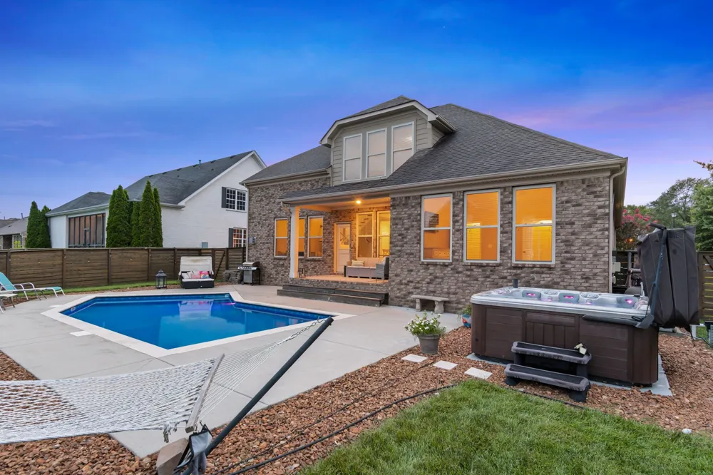1023 Brixworth Dr Thompsons Station, TN 37179