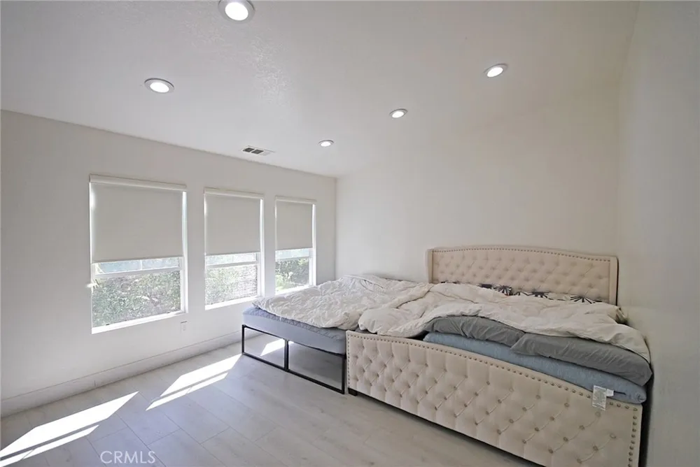 29268 Rio Lobo Way Valencia, CA 91354