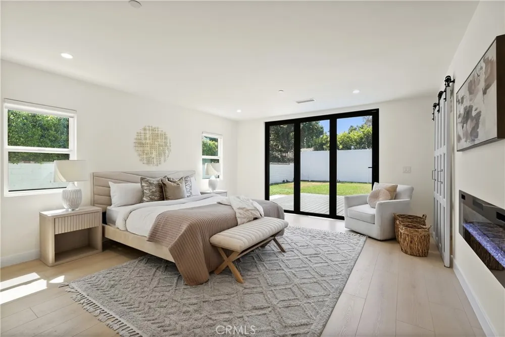 16158 Magnolia Boulevard Encino, CA 91436
