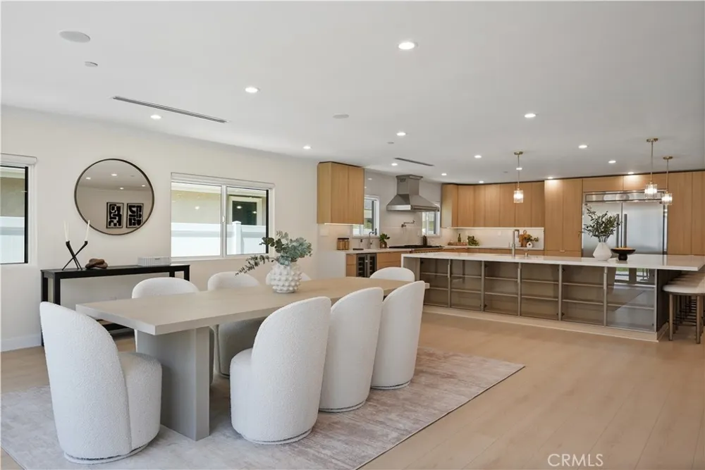 16158 Magnolia Boulevard Encino, CA 91436