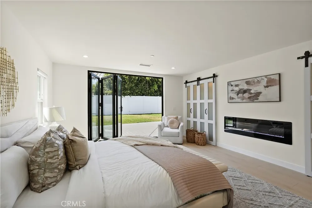 16158 Magnolia Boulevard Encino, CA 91436