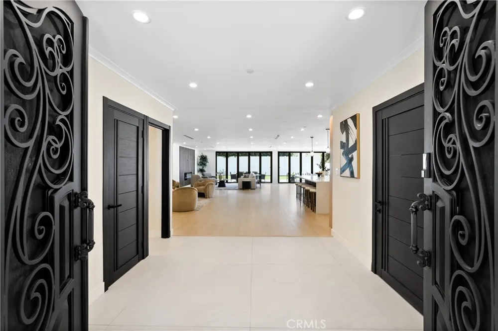 16158 Magnolia Boulevard Encino, CA 91436