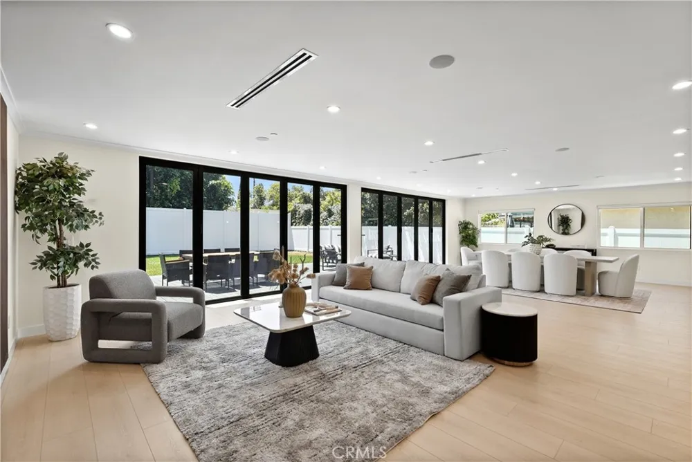 16158 Magnolia Boulevard Encino, CA 91436