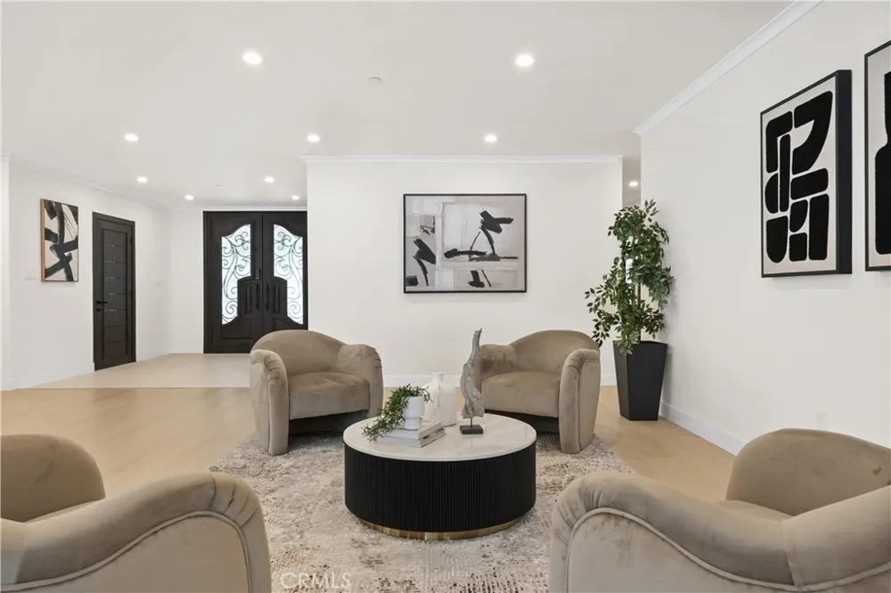 16158 Magnolia Boulevard Encino, CA 91436
